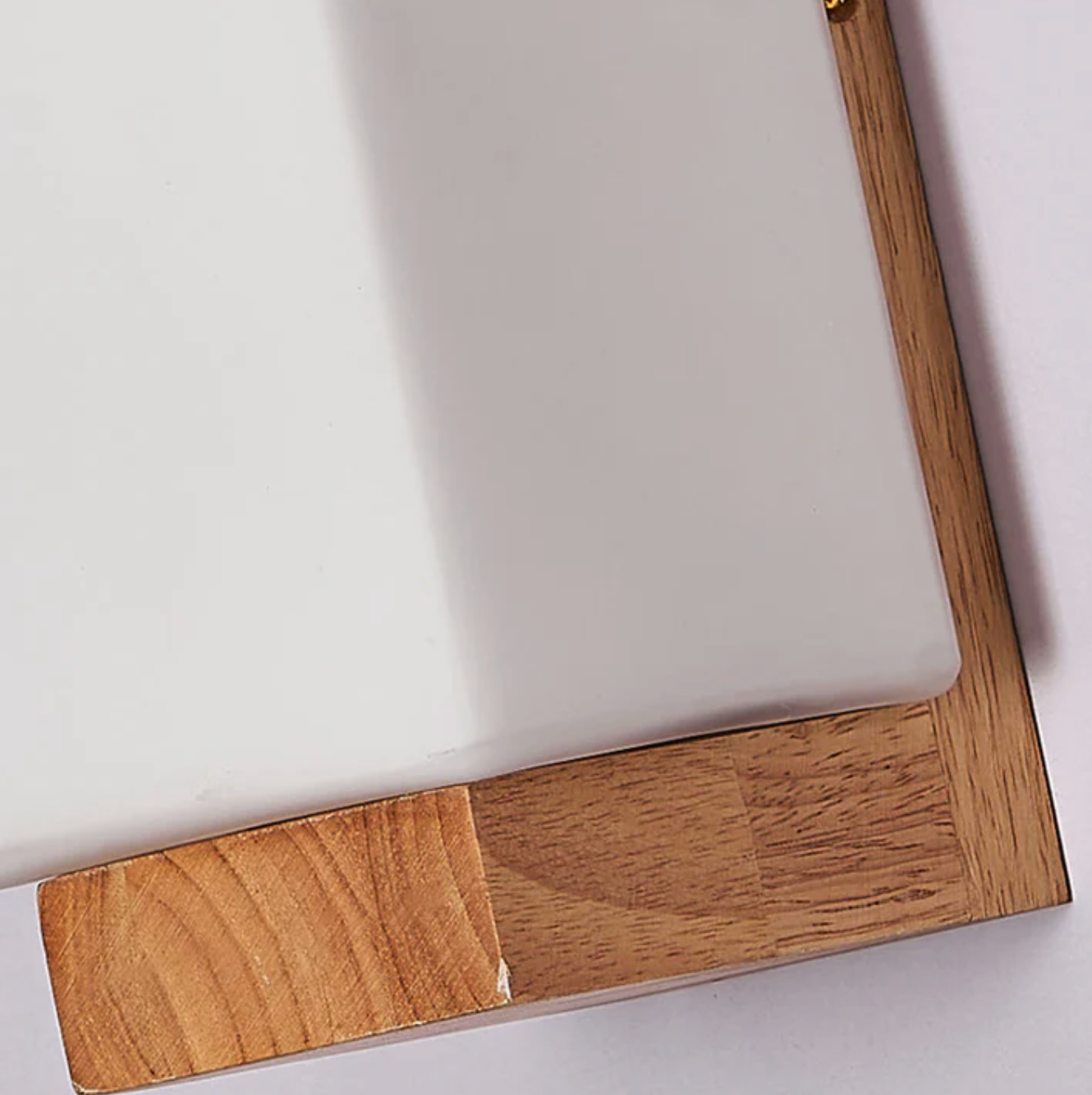 Kinkiet ścienny drewniany z mlecznym kloszem – nowoczesna lampa do sypialni