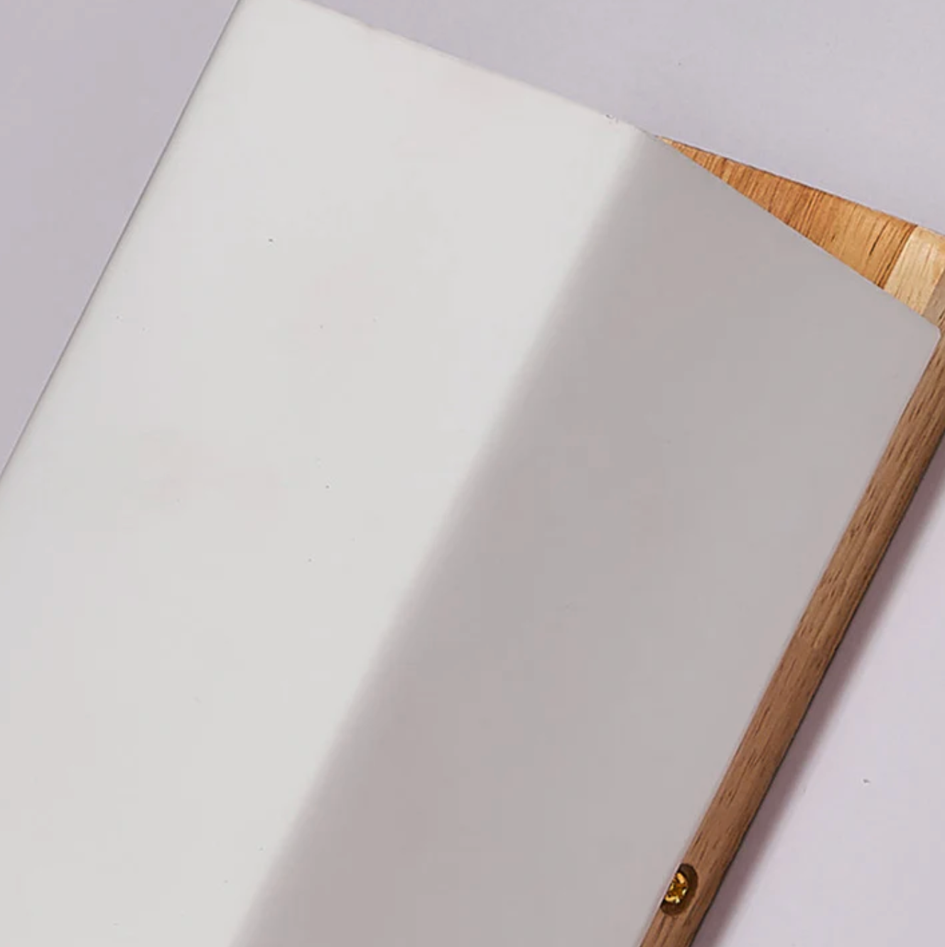 Kinkiet ścienny drewniany z mlecznym kloszem – nowoczesna lampa do sypialni