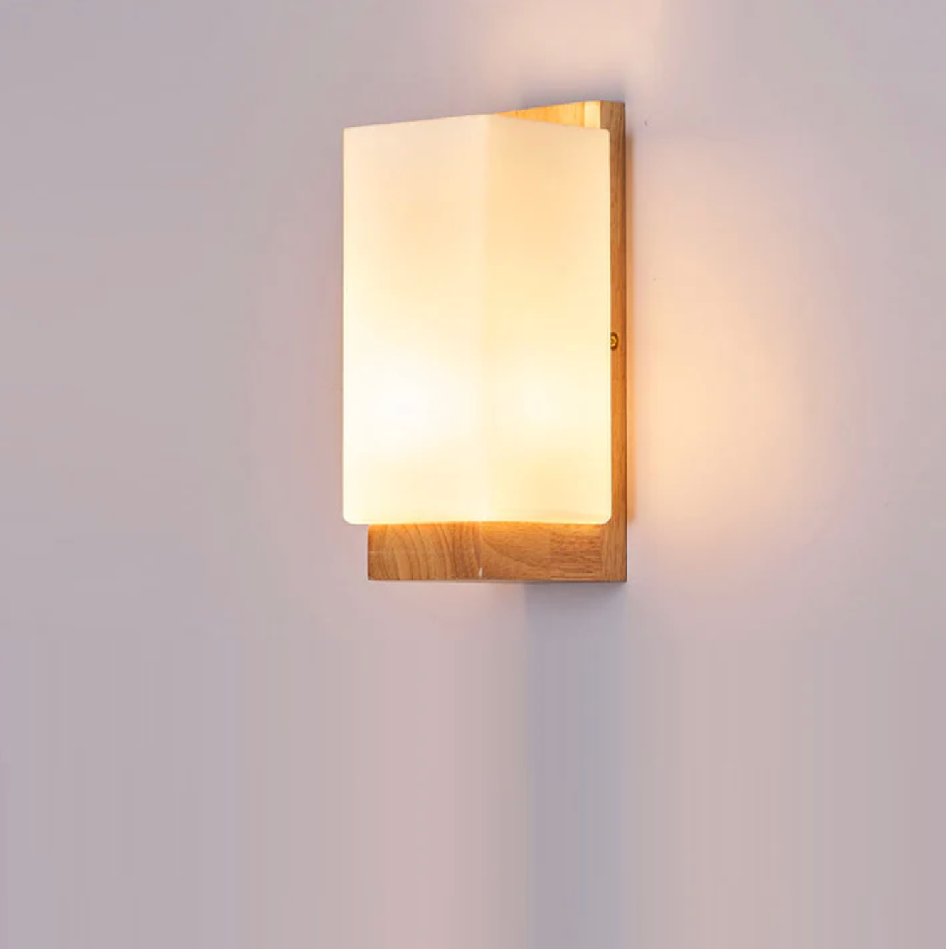 Kinkiet ścienny drewniany z mlecznym kloszem – nowoczesna lampa do sypialni