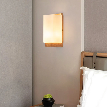 Kinkiet ścienny drewniany z mlecznym kloszem – nowoczesna lampa do sypialni