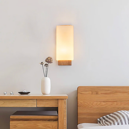 Kinkiet ścienny drewniany z mlecznym kloszem – nowoczesna lampa do sypialni