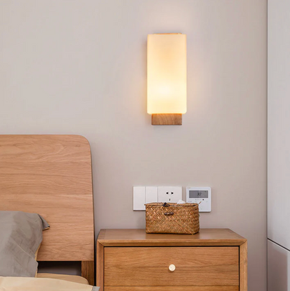 Kinkiet ścienny drewniany z mlecznym kloszem – nowoczesna lampa do sypialni