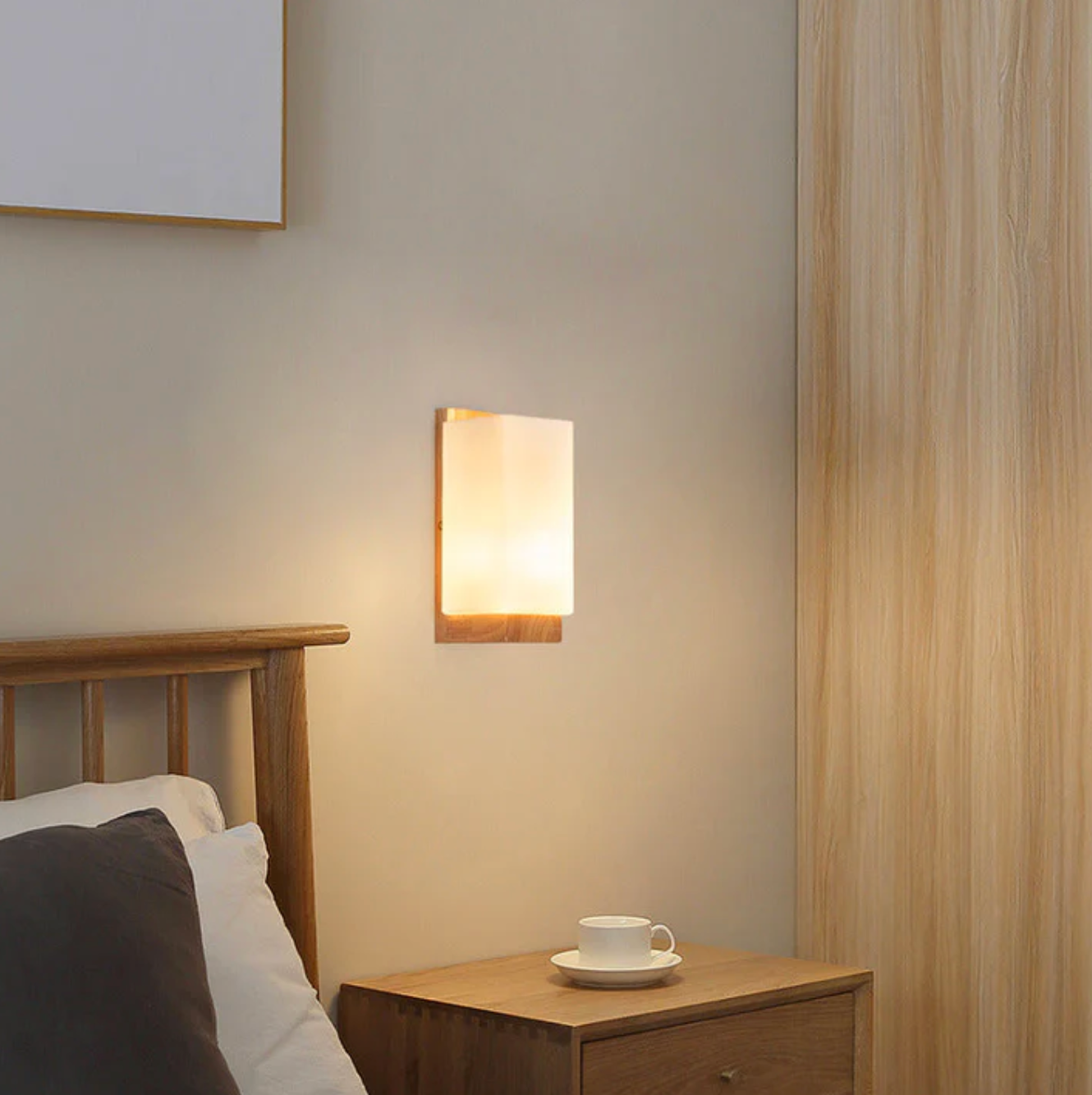 Kinkiet ścienny drewniany z mlecznym kloszem – nowoczesna lampa do sypialni