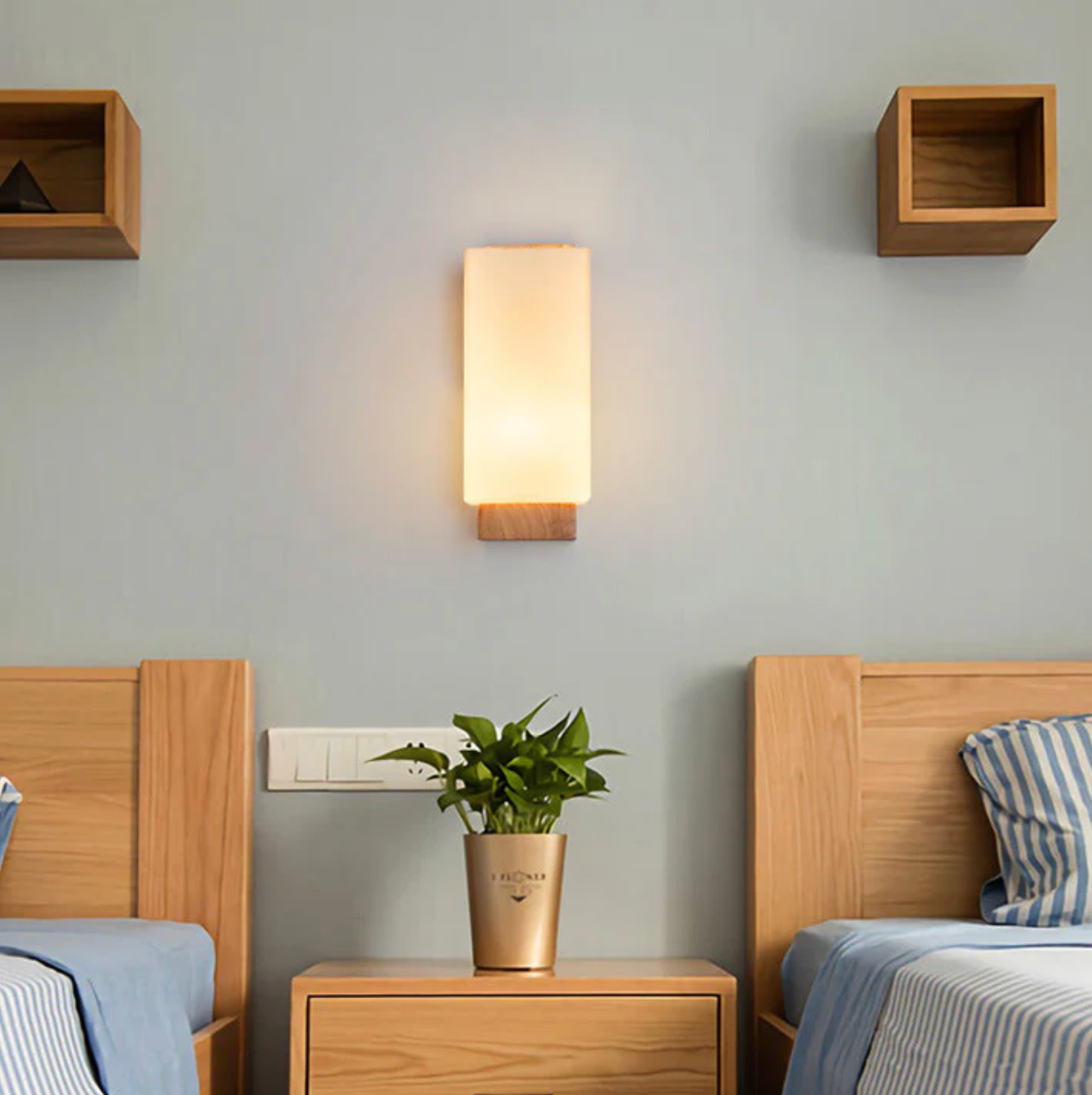 Kinkiet ścienny drewniany z mlecznym kloszem – nowoczesna lampa do sypialni