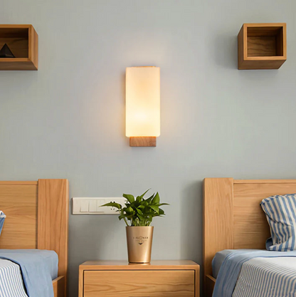 Kinkiet ścienny drewniany z mlecznym kloszem – nowoczesna lampa do sypialni