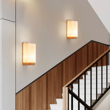 Kinkiet ścienny drewniany z mlecznym kloszem – nowoczesna lampa do sypialni