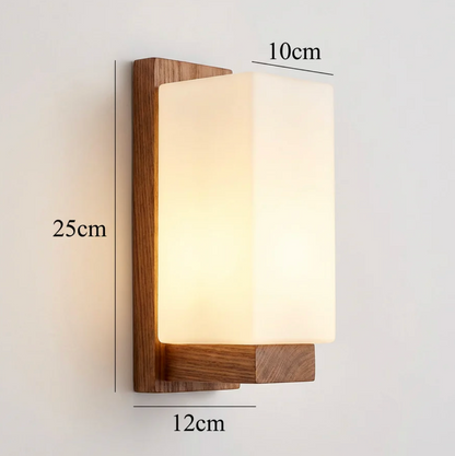 Kinkiet ścienny drewniany z mlecznym kloszem – nowoczesna lampa do sypialni