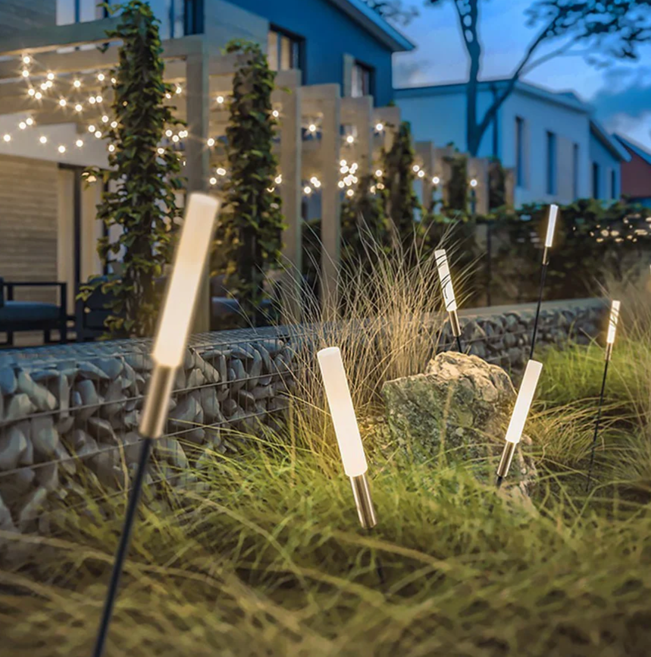 Solarne lampki ogrodowe LED na szpilce – nowoczesne oświetlenie ścieżek i rabat
