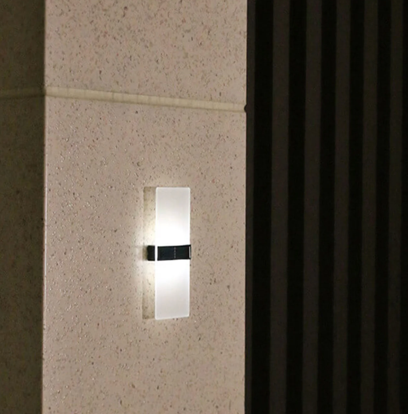 Solarna lampa ścienna LED nowoczesna – kinkiet zewnętrzny do elewacji, ogrodu i tarasu