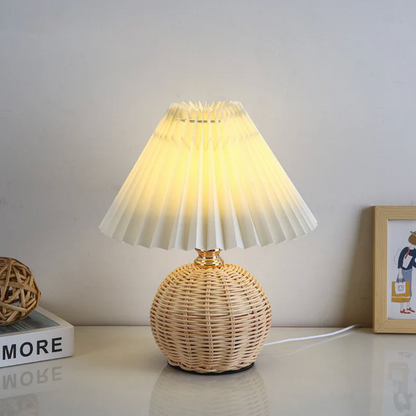 Lampka stołowa z plecioną podstawą – naturalny styl boho z plisowanym abażurem