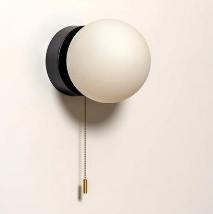 Kinkiet ścienny z kulistym kloszem i łańcuszkiem – nowoczesna elegancja w minimalistycznej formie