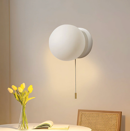 Kinkiet ścienny z kulistym kloszem i łańcuszkiem – nowoczesna elegancja w minimalistycznej formie