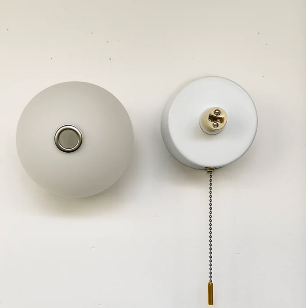 Kinkiet ścienny z kulistym kloszem i łańcuszkiem – nowoczesna elegancja w minimalistycznej formie