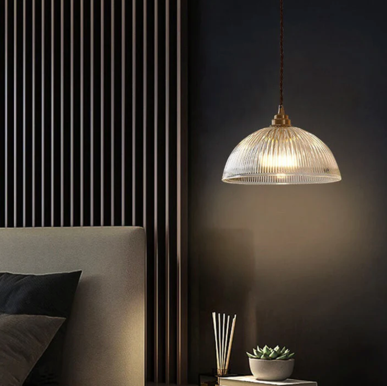 Szklana lampa wisząca w stylu retro z żłobionym kloszem i mosiężnym wykończeniem