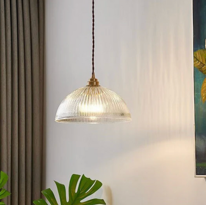 Szklana lampa wisząca w stylu retro z żłobionym kloszem i mosiężnym wykończeniem