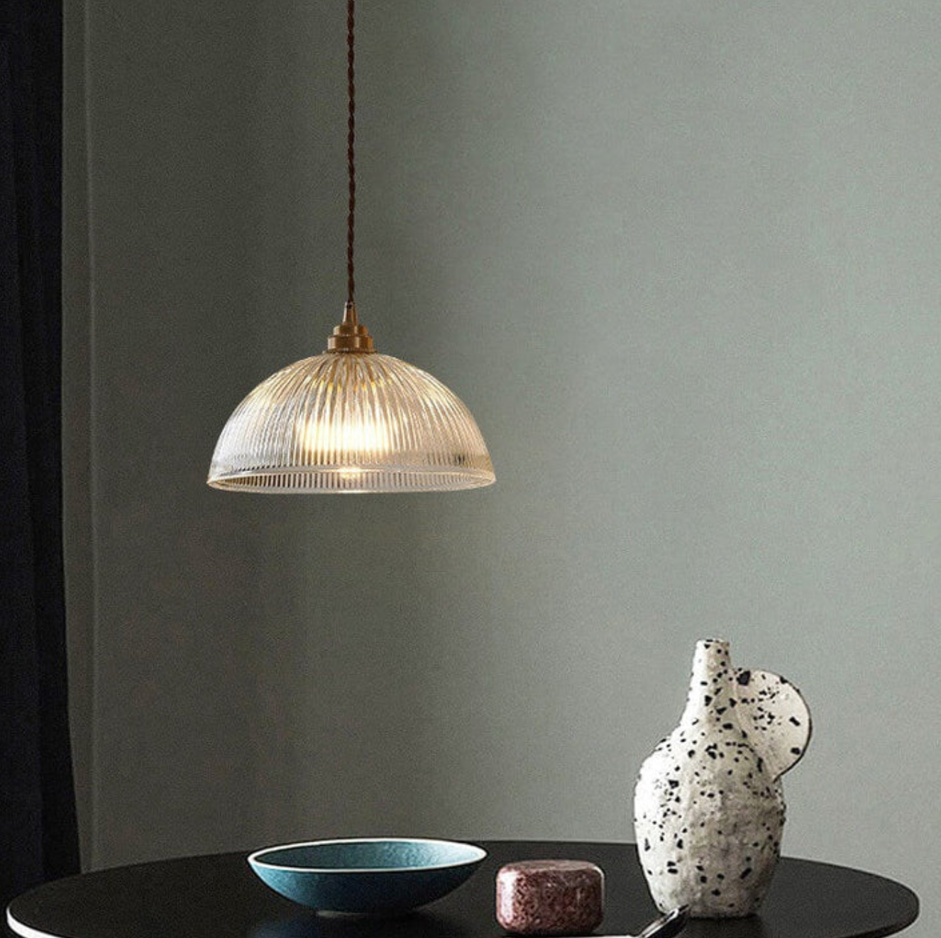 Szklana lampa wisząca w stylu retro z żłobionym kloszem i mosiężnym wykończeniem