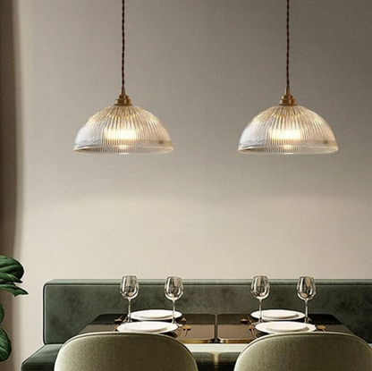 Szklana lampa wisząca w stylu retro z żłobionym kloszem i mosiężnym wykończeniem