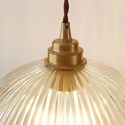 Szklana lampa wisząca w stylu retro z żłobionym kloszem i mosiężnym wykończeniem