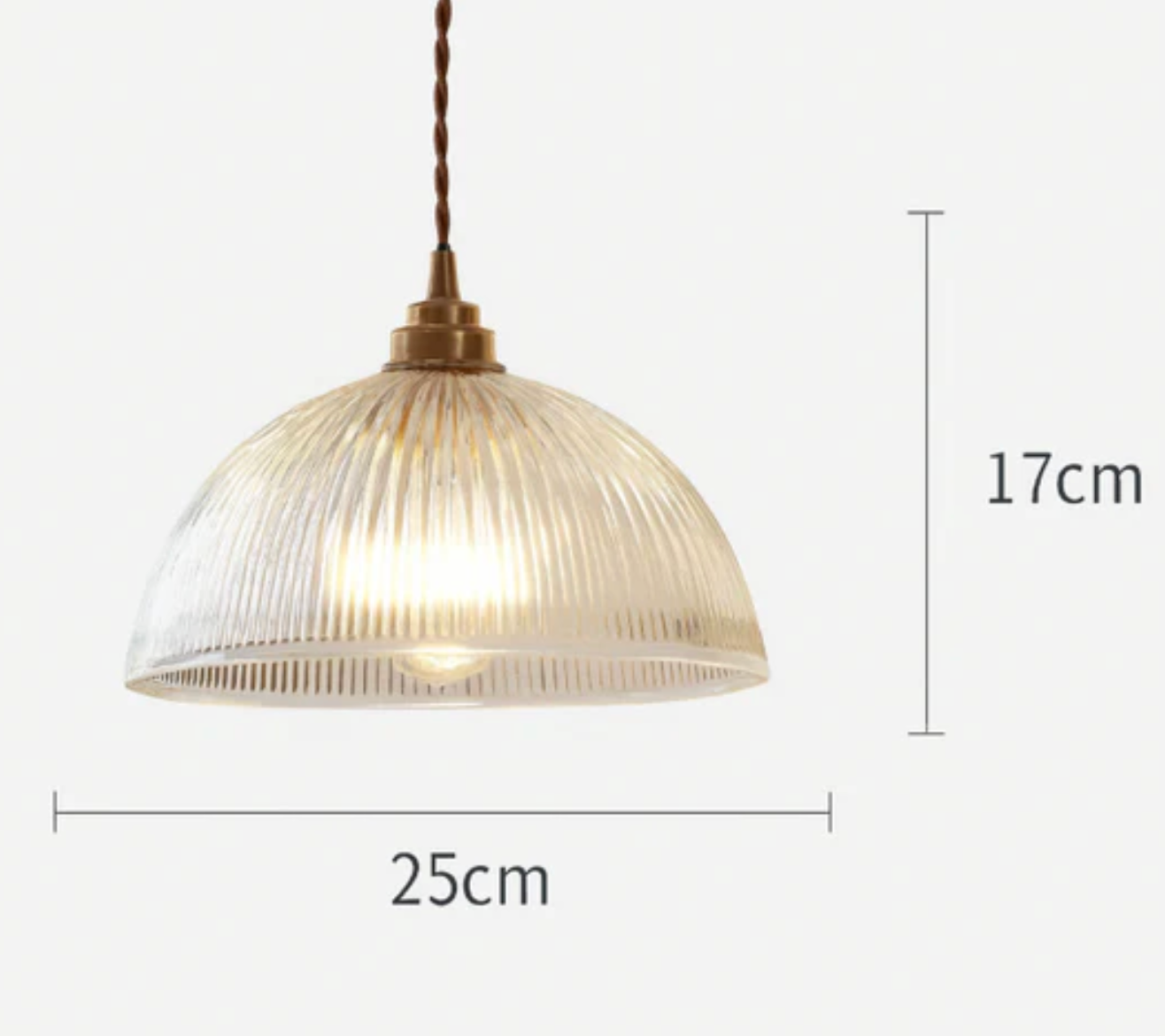 Szklana lampa wisząca w stylu retro z żłobionym kloszem i mosiężnym wykończeniem