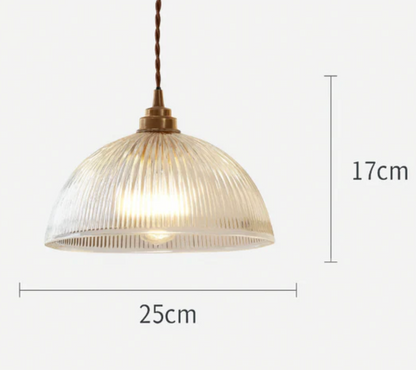 Szklana lampa wisząca w stylu retro z żłobionym kloszem i mosiężnym wykończeniem