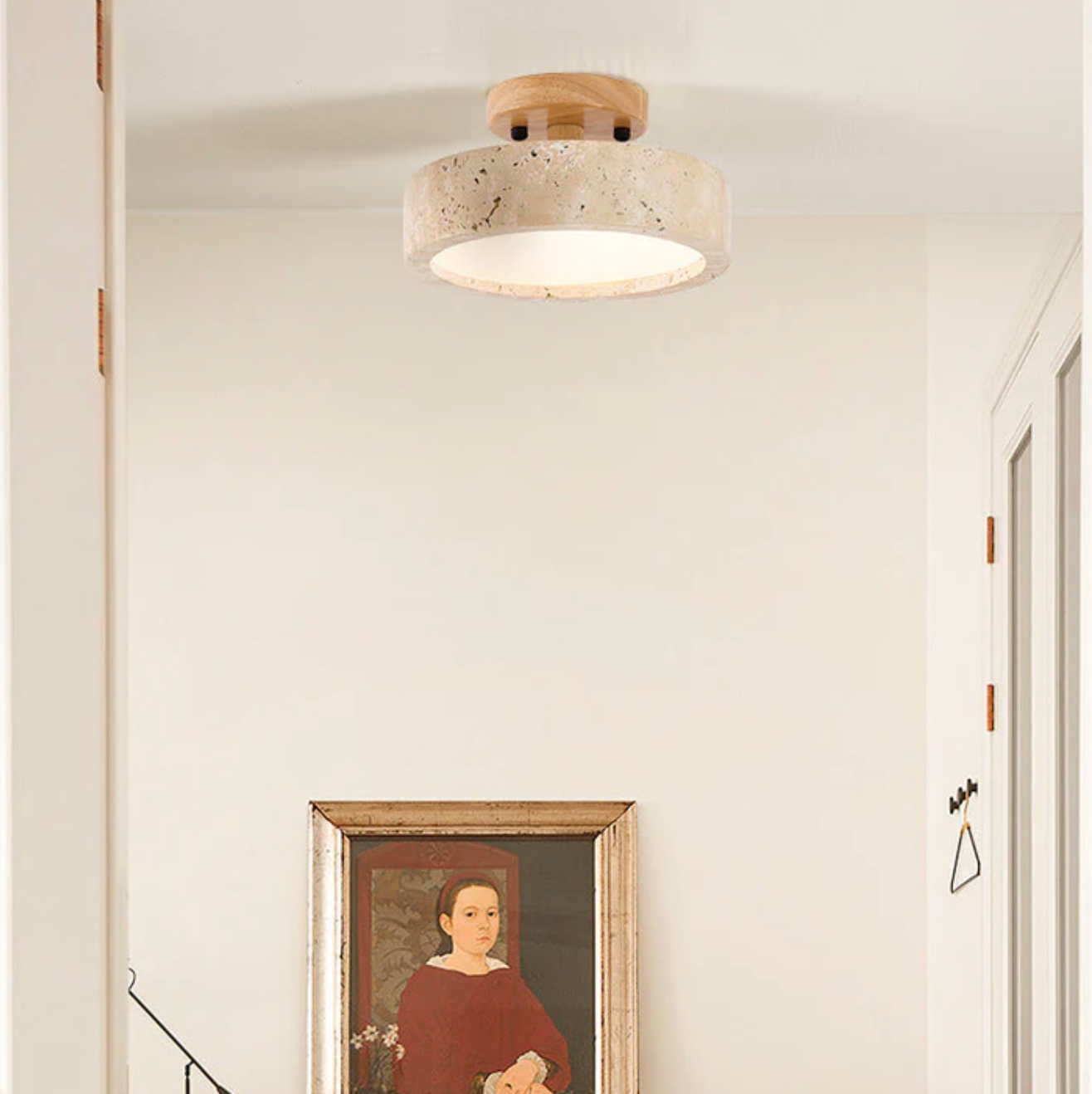 Sufitowa lampa z kamienia i drewna w stylu minimalistycznym