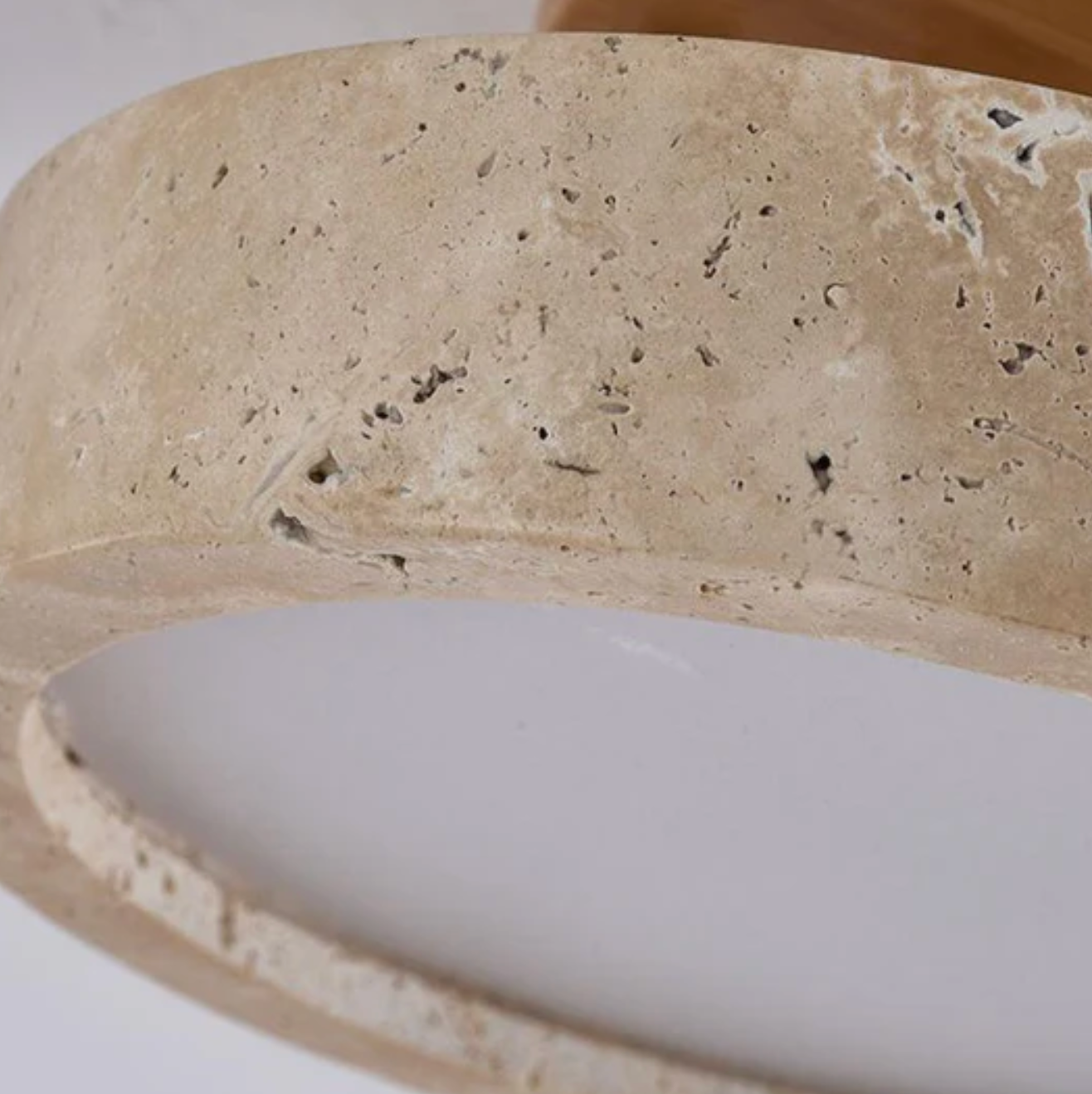 Sufitowa lampa z kamienia i drewna w stylu minimalistycznym