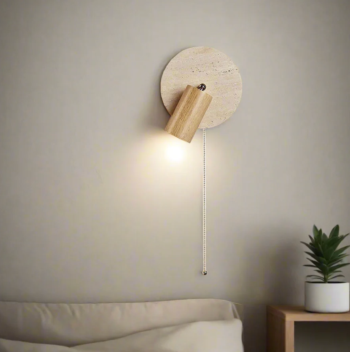 Nowoczesny kinkiet ścienny z regulowanym reflektorem – kamień i drewno