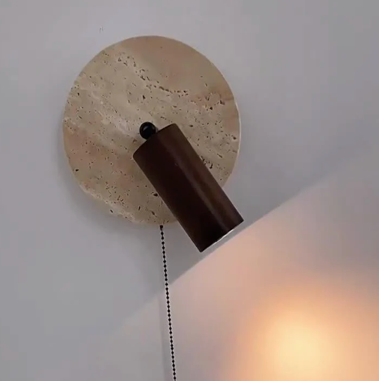 Nowoczesny kinkiet ścienny z regulowanym reflektorem – kamień i drewno