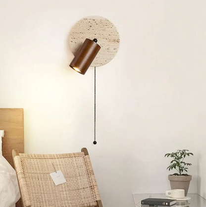 Nowoczesny kinkiet ścienny z regulowanym reflektorem – kamień i drewno