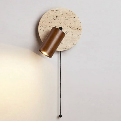 Nowoczesny kinkiet ścienny z regulowanym reflektorem – kamień i drewno