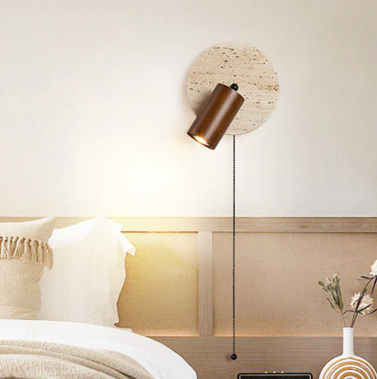 Nowoczesny kinkiet ścienny z regulowanym reflektorem – kamień i drewno