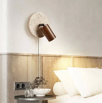 Nowoczesny kinkiet ścienny z regulowanym reflektorem – kamień i drewno