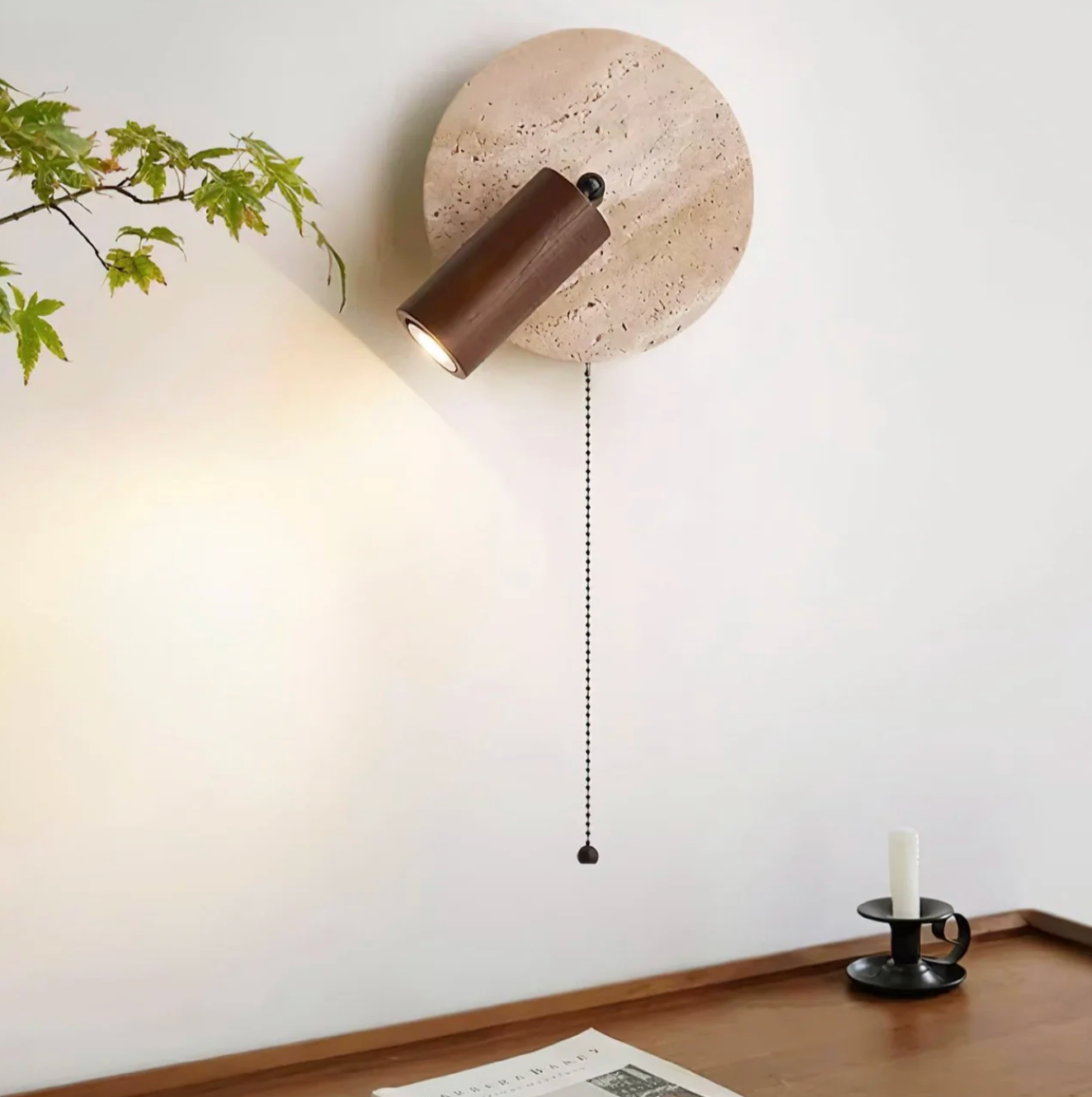 Nowoczesny kinkiet ścienny z regulowanym reflektorem – kamień i drewno