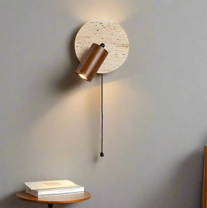 Nowoczesny kinkiet ścienny z regulowanym reflektorem – kamień i drewno