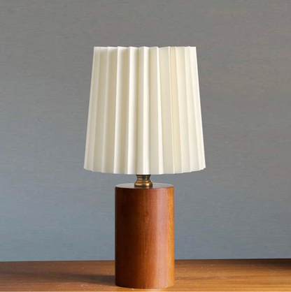 Nowoczesna lampa stołowa z drewnianą podstawą i plisowanym abażurem – lampka nocna w stylu skandynawskim