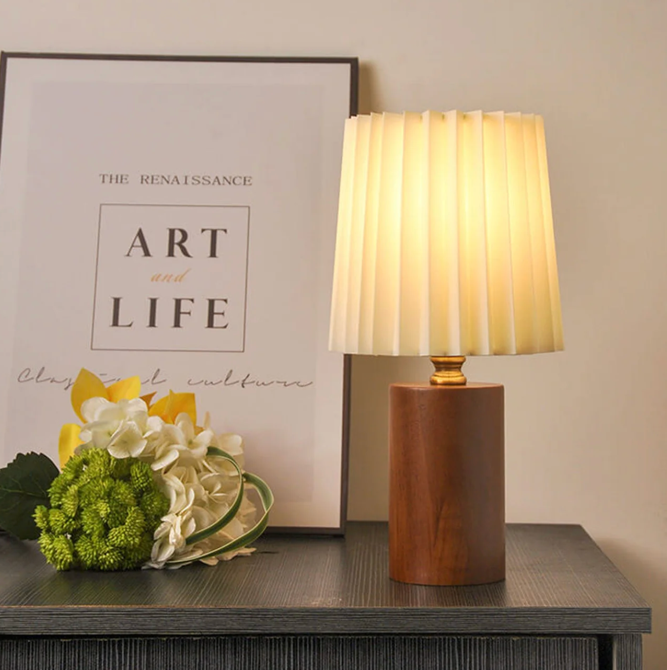 Nowoczesna lampa stołowa z drewnianą podstawą i plisowanym abażurem – lampka nocna w stylu skandynawskim