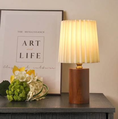 Nowoczesna lampa stołowa z drewnianą podstawą i plisowanym abażurem – lampka nocna w stylu skandynawskim