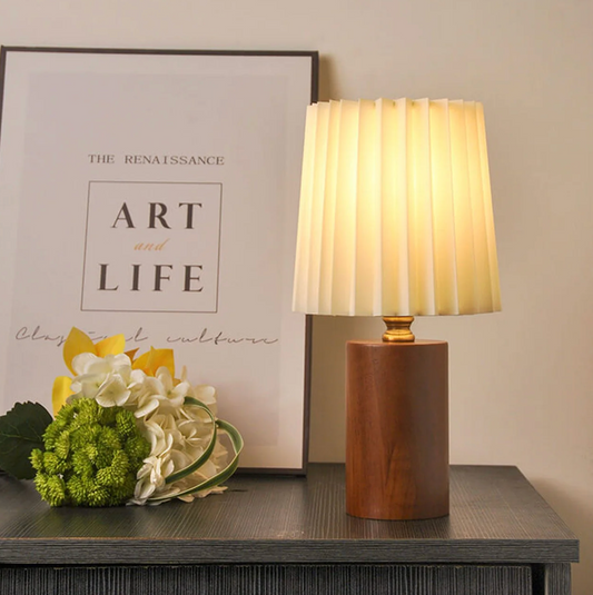 Nowoczesna lampa stołowa z drewnianą podstawą i plisowanym abażurem – lampka nocna w stylu skandynawskim