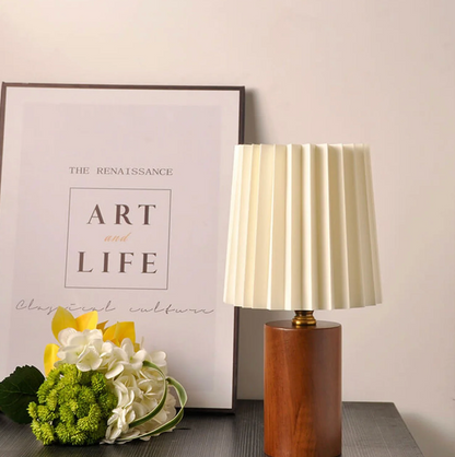 Nowoczesna lampa stołowa z drewnianą podstawą i plisowanym abażurem – lampka nocna w stylu skandynawskim