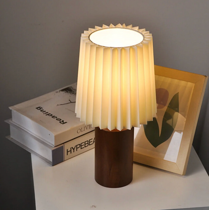 Nowoczesna lampa stołowa z drewnianą podstawą i plisowanym abażurem – lampka nocna w stylu skandynawskim
