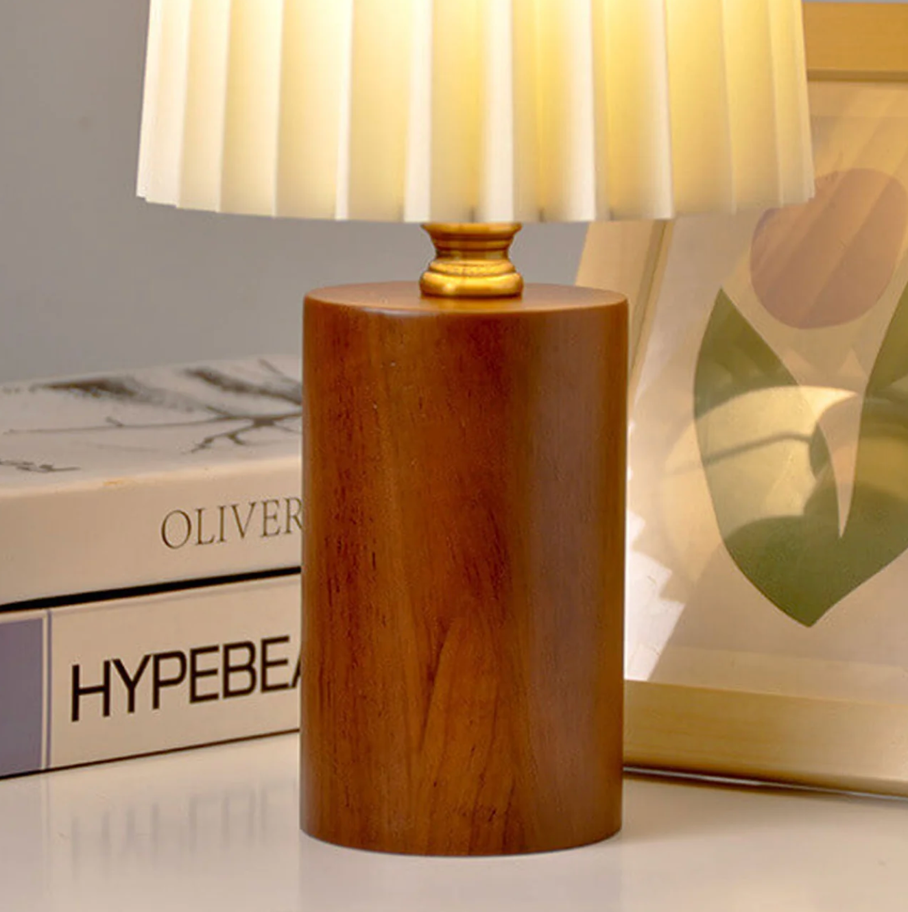 Nowoczesna lampa stołowa z drewnianą podstawą i plisowanym abażurem – lampka nocna w stylu skandynawskim