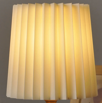 Nowoczesna lampa stołowa z drewnianą podstawą i plisowanym abażurem – lampka nocna w stylu skandynawskim