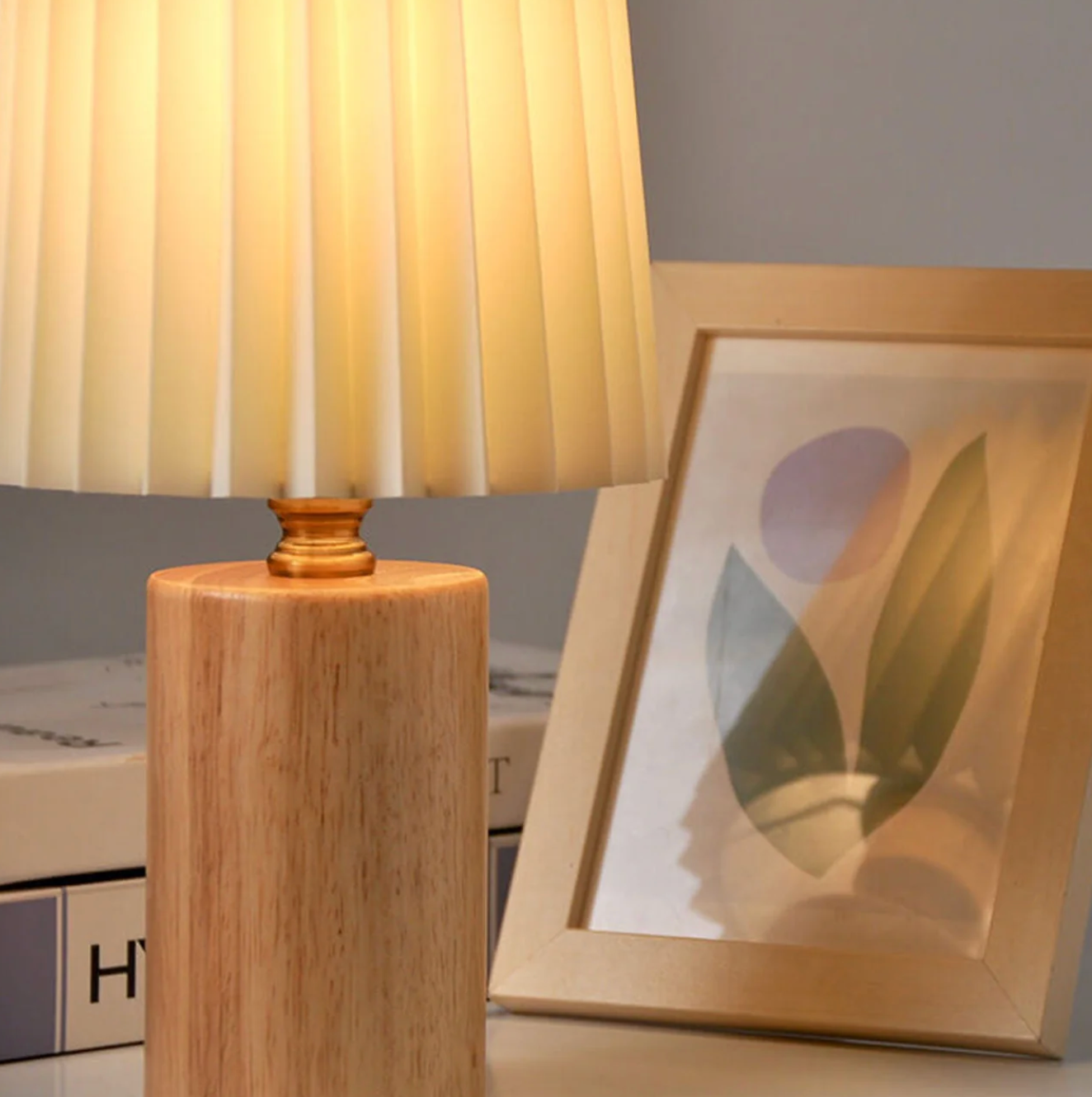 Nowoczesna lampa stołowa z drewnianą podstawą i plisowanym abażurem – lampka nocna w stylu skandynawskim