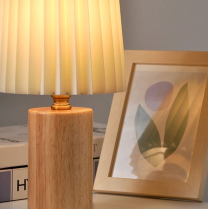 Nowoczesna lampa stołowa z drewnianą podstawą i plisowanym abażurem – lampka nocna w stylu skandynawskim