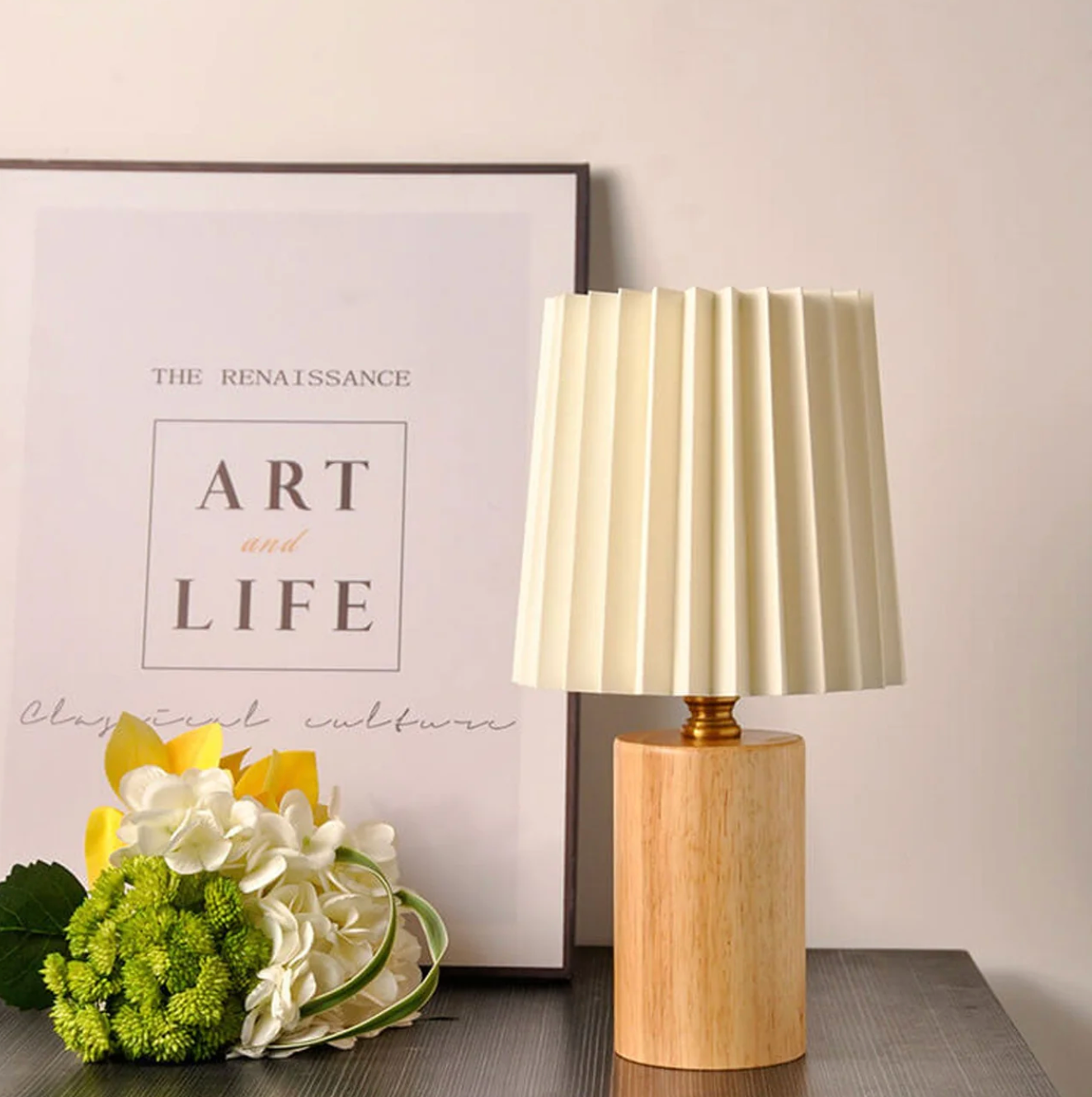 Nowoczesna lampa stołowa z drewnianą podstawą i plisowanym abażurem – lampka nocna w stylu skandynawskim