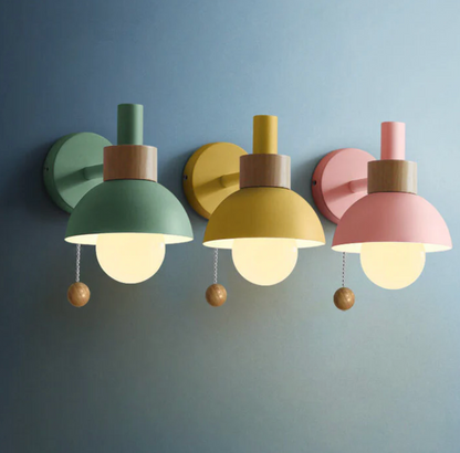 Kinkiet ścienny z łańcuszkiem – nowoczesna lampa ścienna z drewnianym akcentem