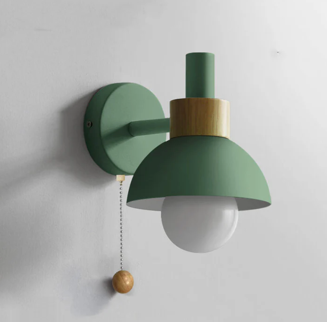 Kinkiet ścienny z łańcuszkiem – nowoczesna lampa ścienna z drewnianym akcentem