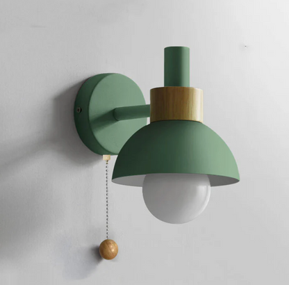 Kinkiet ścienny z łańcuszkiem – nowoczesna lampa ścienna z drewnianym akcentem