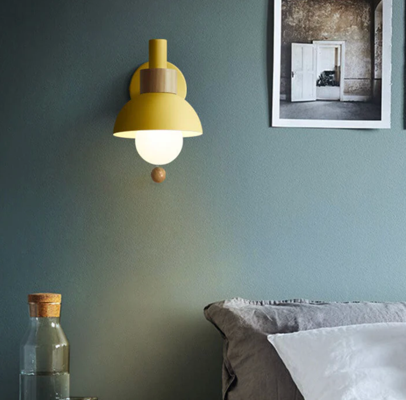 Kinkiet ścienny z łańcuszkiem – nowoczesna lampa ścienna z drewnianym akcentem