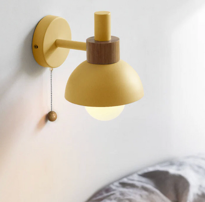 Kinkiet ścienny z łańcuszkiem – nowoczesna lampa ścienna z drewnianym akcentem